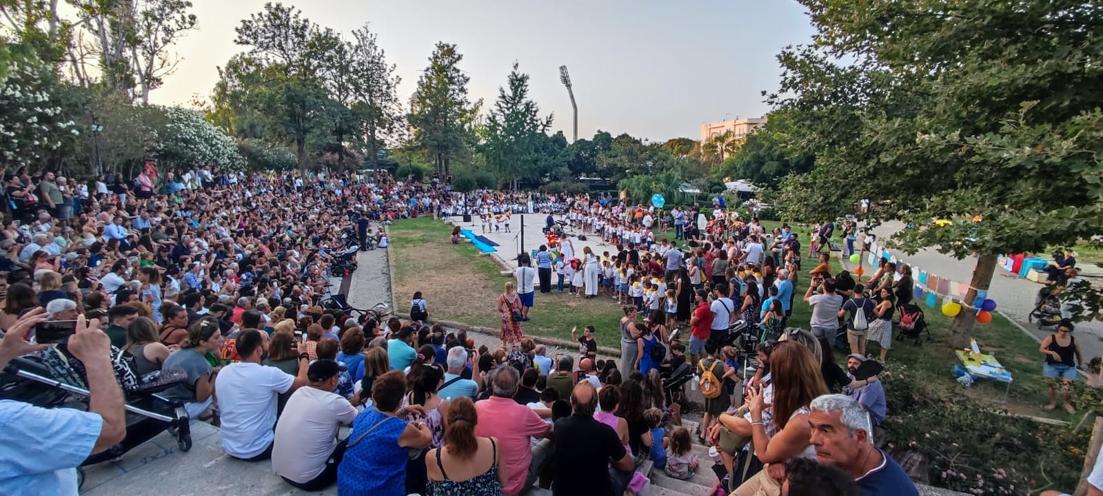 Περισσότερα από 300 παιδιά των νηπιαγωγείων του Δήμου Χανίων ένωσαν τις φωνές τους τραγουδώντας μελωδίες του Μίκη Θεοδωράκη