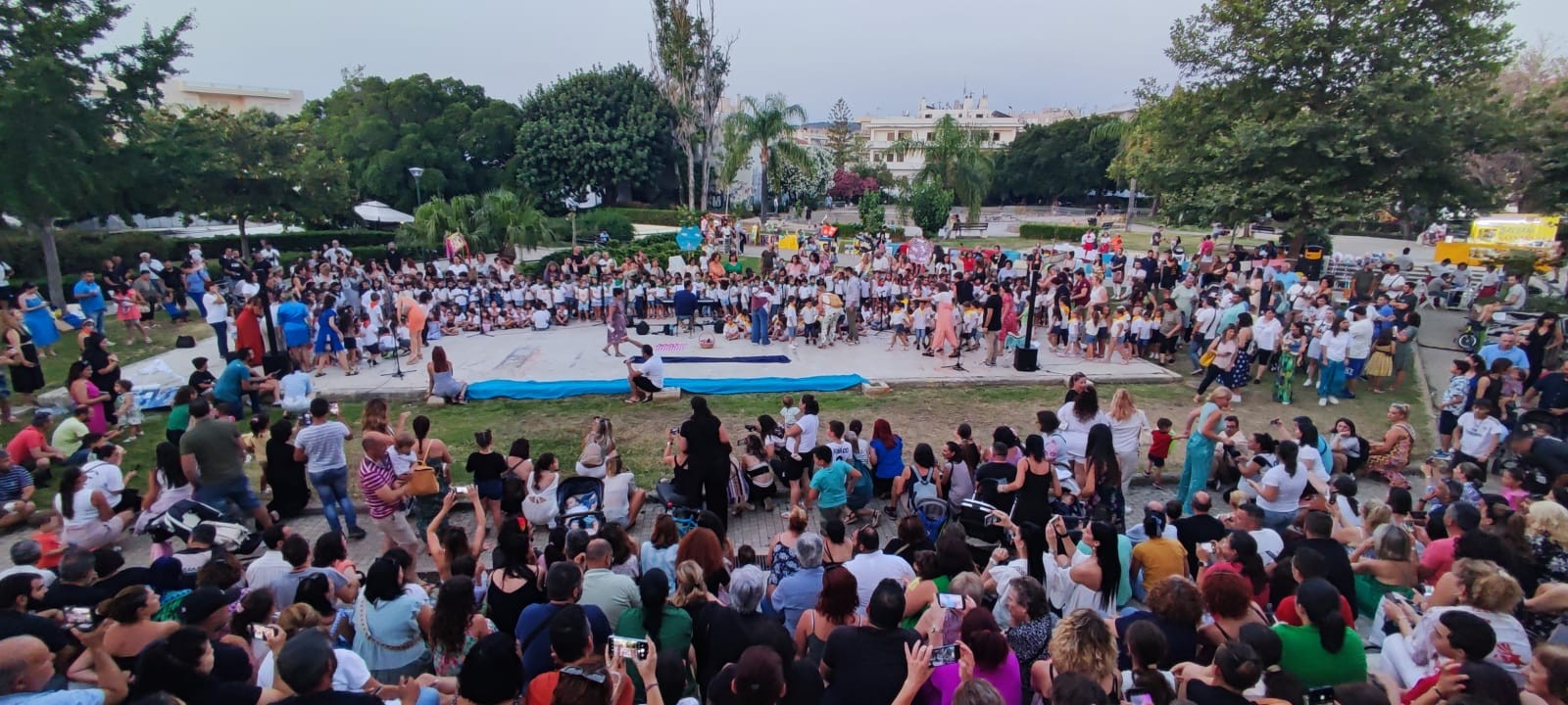 Περισσότερα από 300 παιδιά των νηπιαγωγείων του Δήμου Χανίων ένωσαν τις φωνές τους τραγουδώντας μελωδίες του Μίκη Θεοδωράκη