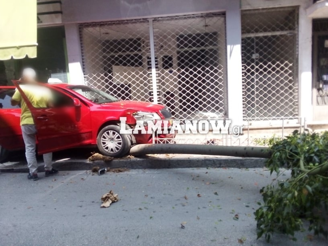 Απίστευτο τροχαίο με taxi στο κέντρο της Λαμίας