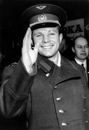 12 Απριλίου 1961…Ο Σοβιετικός κοσμοναύτης Γιούρι Γκαγκάριν γίνεται ο πρώτος άνθρωπος που ταξιδεύει στο διάστημα και εκτελεί την πρώτη επανδρωμένη τροχιακή πτήση, με το Βοστόκ 1.
