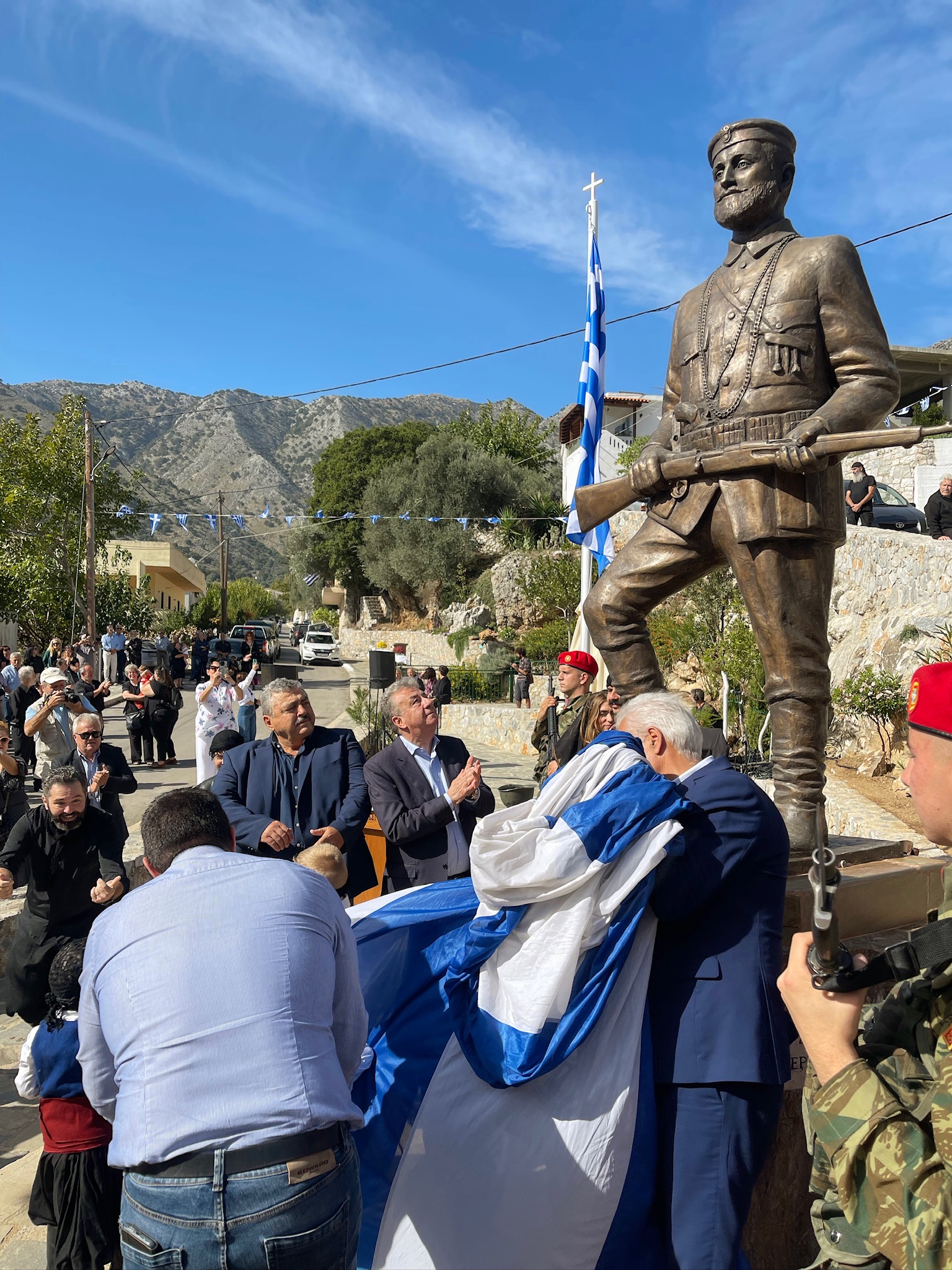 Αποκαλυπτήρια του Ανδριάντα του Οπλαρχηγού Μιχαήλ Μελαδάκη στην Ασή Γωνιά Χανίων