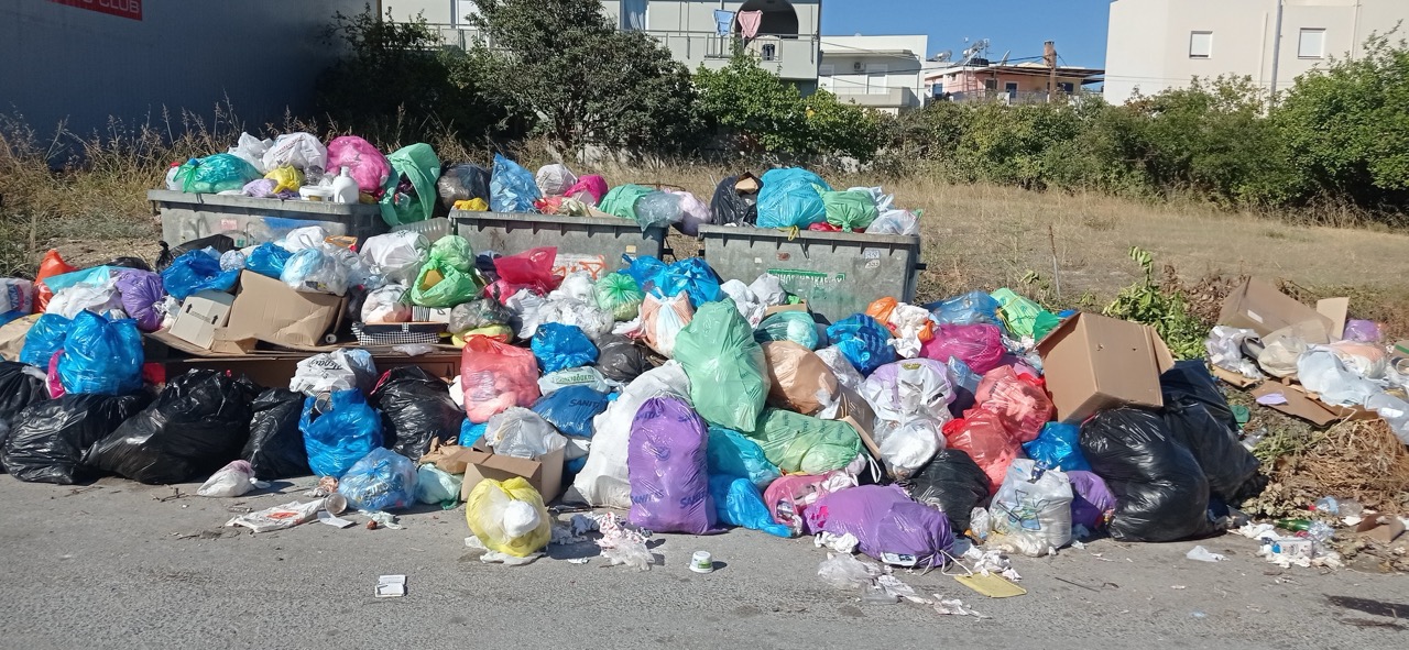 σκουπίδια πνίγουν τον κάδο 