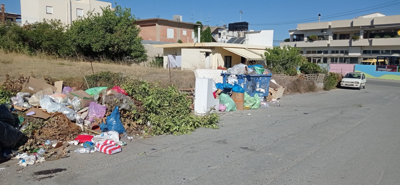 σκουπίδια πνίγουν τον κάδο 