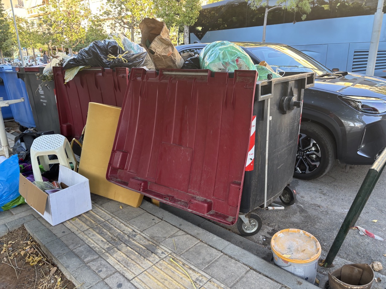 σκουπίδια μέσα και γύρω από τον κάδο 