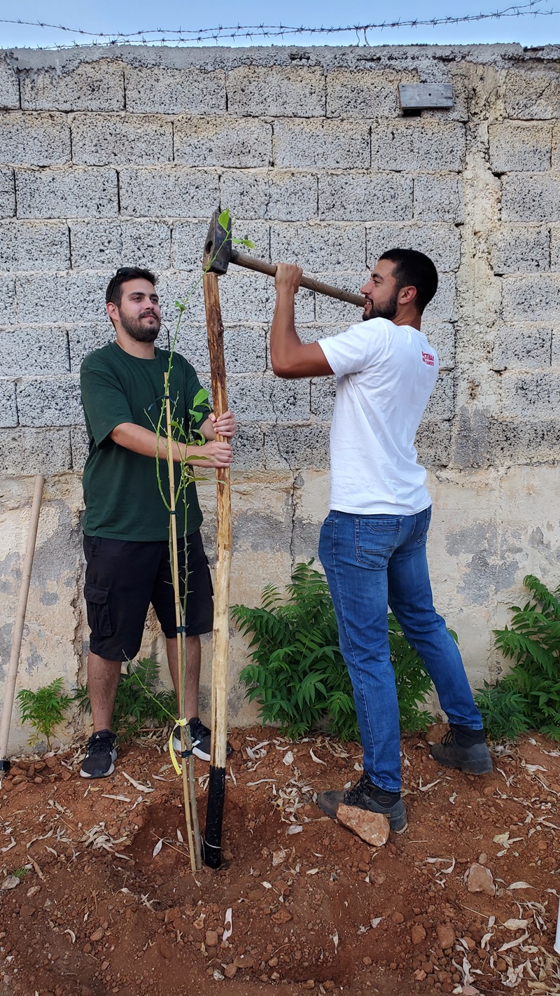 Δεντροφύτευση στο πρώην Στρατόπεδο Μαρκοπουλού από μέλη της ΚΝΕ