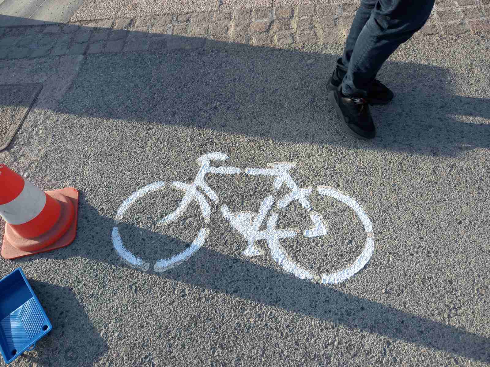 Νέα διαγράμμιση και σήμανση στον ποδηλατόδρομο της Παραλιακής