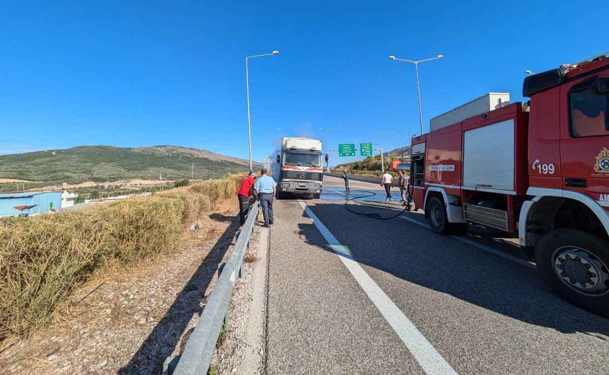 Φορτηγό πήρε φωτιά 