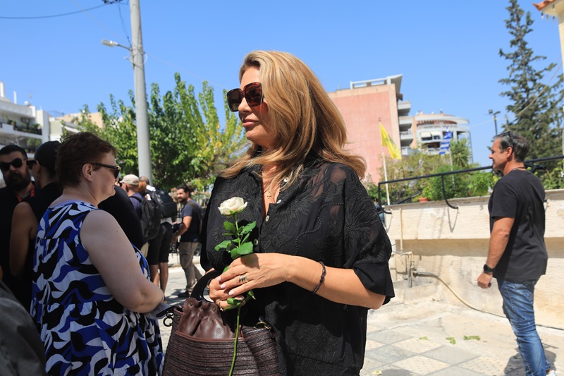 Τελευταίο "χειροκρότημα" στον Δάνη Κατρανίδη - Σε κλίμα συγκίνησης η κηδεία του ηθοποιού 