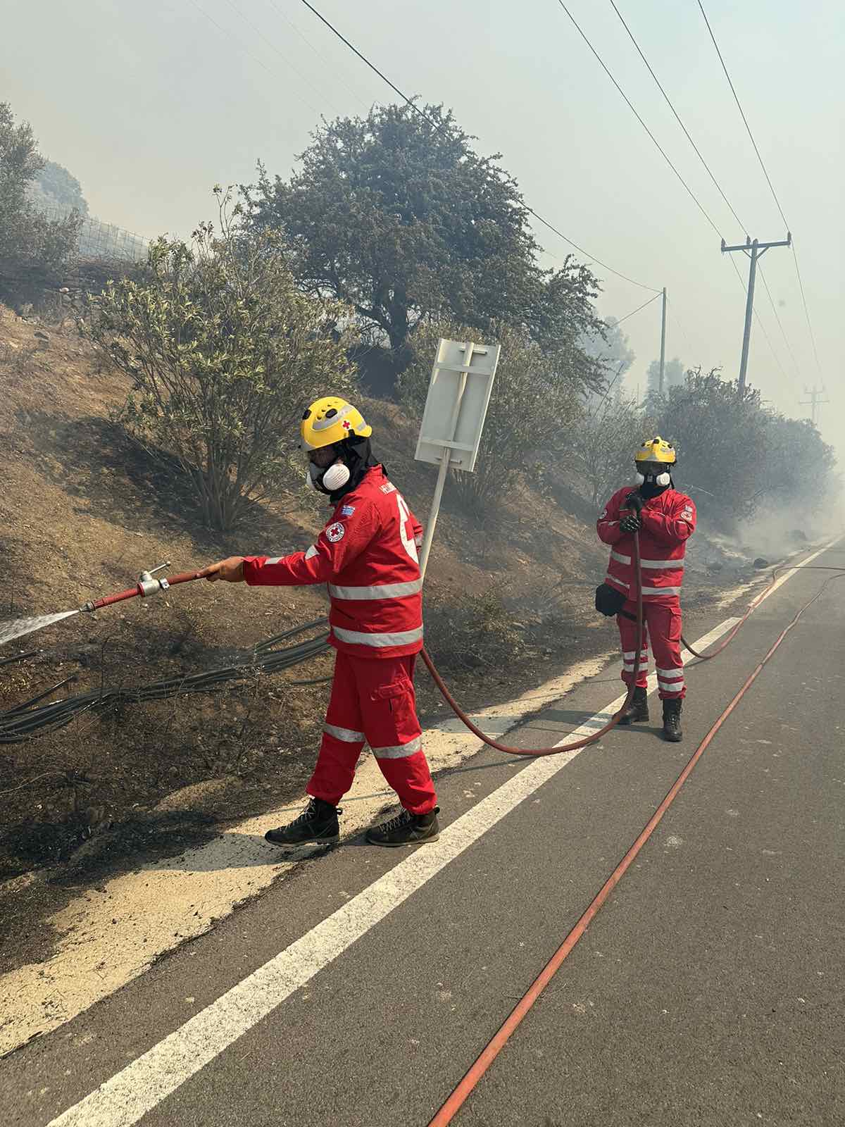 Ελληνικός Ερυθρός Σταυρός: Σκληρή μάχη με τις φλόγες δίνουν οι εθελοντές Σαμαρείτες-Διασώστες στο Ρέθυμνο 