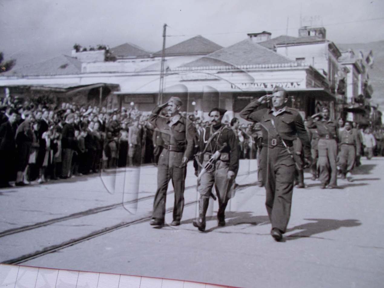 αλαμάτα οδός Αριστομένους, 28 Οκτωβρίου 1944. Η τριμελής διοίκηση του ΙΙ/8 Τάγματος του ΕΛΑΣ. Ο διοικητής του Τάγματος καπετάν Σφακιανός ανάμεσα σε δυο αντάρτες του