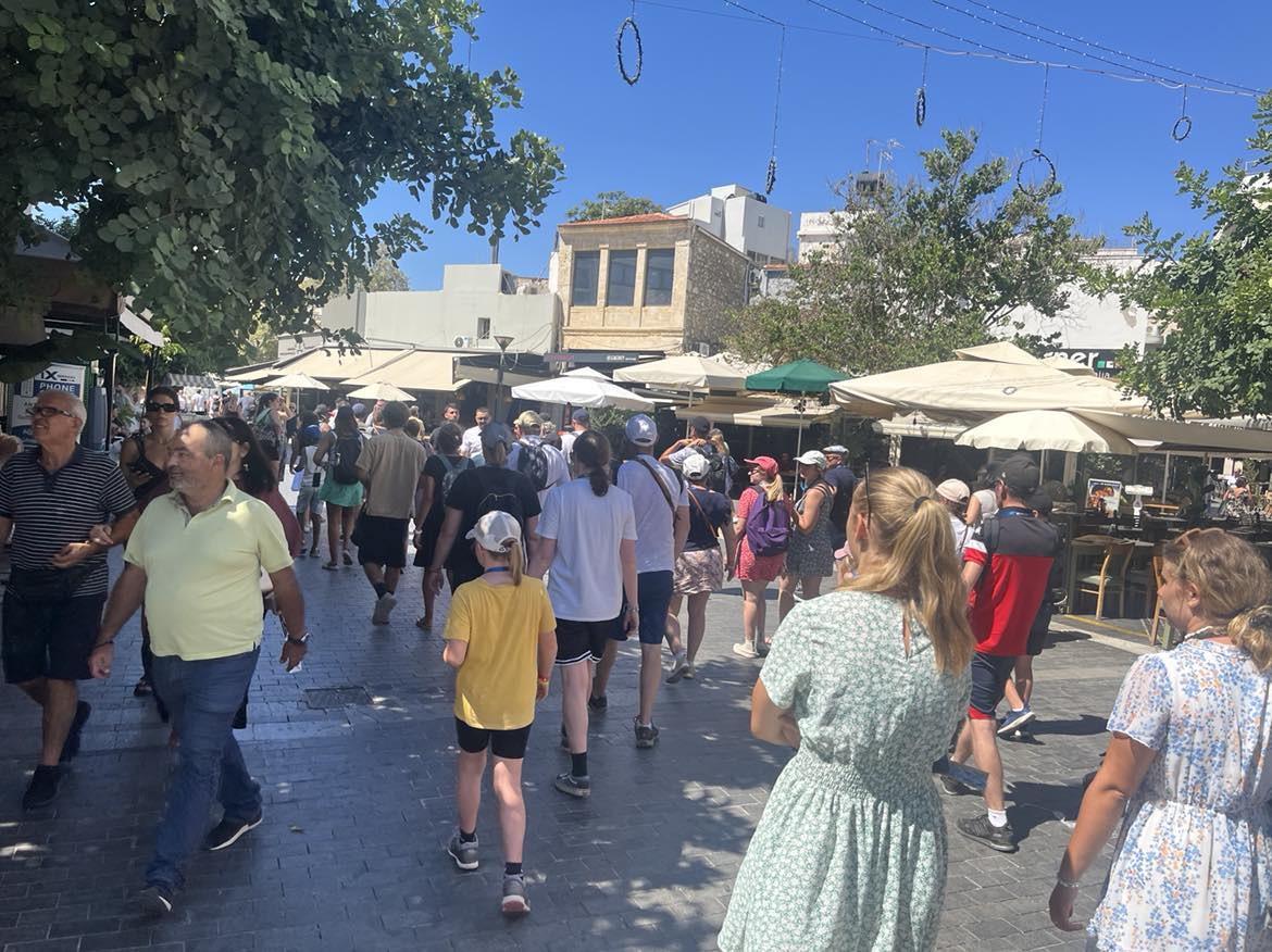 τουρίστες κέντρο ηράκλειο διακοπές