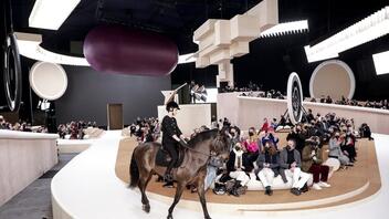 Ένα άλογο… στην πασαρέλα του οίκου Chanel