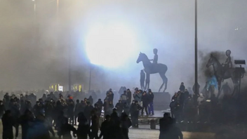 Καζακστάν: Στρατιώτες πυροβολούν εναντίον διαδηλωτών στην κεντρική πλατεία