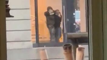 Άμστερνταμ: Ένοπλος κρατάει ομήρους στο κατάστημα της Apple - Δείτε βίντεο