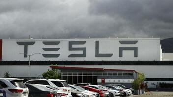 Tesla: Πρώην εργαζόμενοι κατέθεσαν αγωγή για παραβίαση της ομοσπονδιακής νομοθεσίας