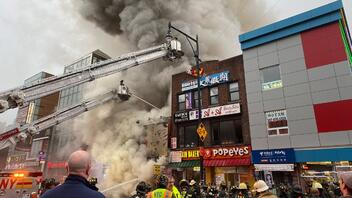 Μεγάλη πυρκαγιά σε εμπορικό κέντρο της Νέας Υόρκης