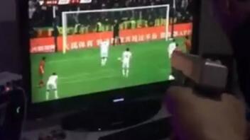 Τούρκος οπαδός πυροβόλησε την τηλεόραση μετά το χαμένο πέναλτι του Γιλμάζ!