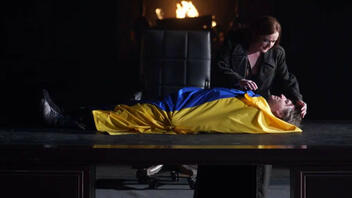 Ουκρανία: «Νεκρός» ηθοποιός τυλίγεται με την σημαία της χώρας και στέλνει ηχηρό μήνυμα