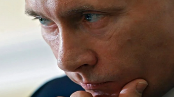 Το κατεστραμμένο είδωλο της ιστορίας στα χέρια του Πούτιν
