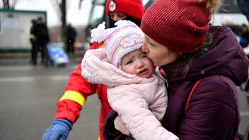 Περισσότερα από τα μισά παιδιά της Oυκρανίας έχουν εκτοπιστεί λόγω του πολέμου