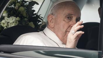 "Δεν μπορώ να περπατήσω, πρέπει να υπακούσω στον γιατρό", είπε ο πάπας Φραγκίσκος στους πιστούς