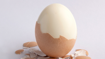 6 τρόποι να ξεφλουδίσεις εύκολα τα βραστά αβγά