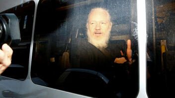 Τζούλιαν Ασάνζ: «Ναι» από Βρετανία στην έκδοση του ιδρυτή του WikiLeaks 