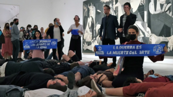 Ακτιβιστές ξάπλωσαν παριστάνοντας τους νεκρούς μπροστά από την Γκουέρνικα του Πικάσο