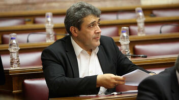 Στη Βουλή φέρνει ο Νίκος Ηγουμενίδης τα κενά των δασκάλων στα σχολεία