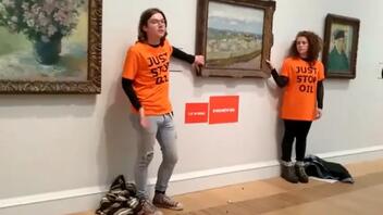 Ακτιβιστές κόλλησαν τα χέρια τους σε έναν πίνακα του Βαν Γκογκ διαμαρτυρόμενοι για την κλιματική αλλαγή