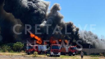Mεγάλη φωτιά κατέστρεψε τρεις επιχειρήσεις στο Ηράκλειο! Βίντεο και φωτογραφίες 