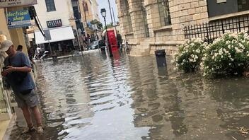 Το Ρέθυμνο έγινε... Βενετία από τη σφοδρή βροχόπτωση!