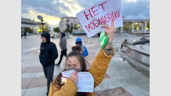 Σε Μόσχα και Αγία Πετρούπολη, οι Ρώσοι διαδηλώνουν υπέρ των δημοψηφισμάτων