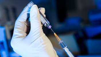Εμβόλιο AstraZeneca: Τι απαντούν οι ειδικοί για την απόσυρσή του 