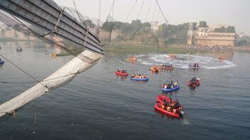 Κατάρρευση πεζογέφυρας στην Ινδία: Τουλάχιστον 135 oι νεκροί