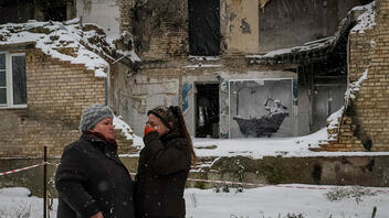 Ουκρανία: Τοιχογραφία του Μπάνκσι «ζεσταίνει» ένα κρύο χωριό