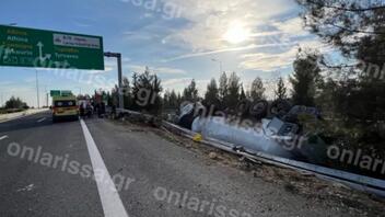 Εθνική Οδός Αθηνών Θεσσαλονίκης: Ανατράπηκε βυτιοφόρο με επικίνδυνο φορτίο στη Λάρισα