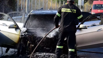 Θεσσαλονίκη: Αυτοκίνητο έπιασε φωτιά εν κινήσει