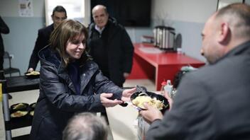 Η Πρόεδρος της Δημοκρατίας μοίρασε φαγητό σε άστεγους