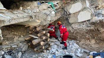 Συγκλονιστικό βίντεο της ΕΜΑΚ: Αναζητούν ζωή κάτω από τα ερείπια 
