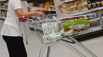 Έλεγχοι σε 5.000 προϊόντα ευρείας κατανάλωσης – Κ. Σκρέκας: «Θα συνεχίσουμε να τιμωρούμε όσους παρανομούν»