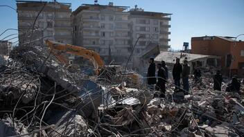 Ο εμίρης του Κατάρ επικρίνει την καθυστέρηση στην αποστολή βοήθειας στους σεισμόπληκτους της Συρίας