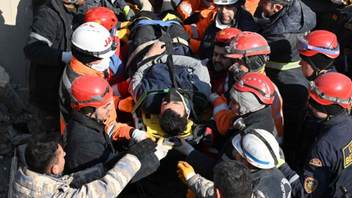 Τουρκία: Διασώστες έβγαλαν δυο αδέρφια ζωντανά από τα συντρίμμια σχεδόν 198 ώρες μετά