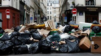 Γαλλία: 10.000 τόνοι σκουπιδιών έχουν «πνίξει» το Παρίσι