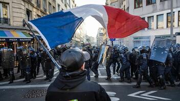 Γαλλία- μεταρρύθμιση του συνταξιοδοτικού: 380.000 διαδηλωτές στους δρόμους