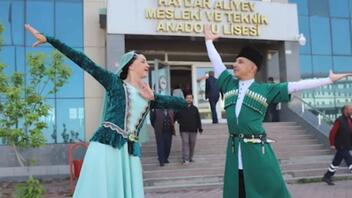 Τουρκικές εκλογές: Με παραδοσιακές φορεσιές και νυφικά πήγαν στις κάλπες