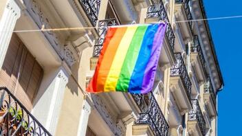 Έκλεψαν rainbow σημαία από γκέι μπαρ και την έκαψαν στην πλατεία