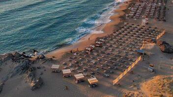 Φαλάσαρνα: Έλεγχοι για τις καταπατήσεις δημόσιου χώρου στη φημισμένη παραλία