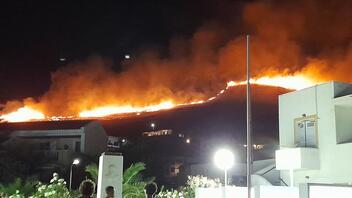 Φωτιά στην Τζια – Καίει πάνω από το λιμάνι