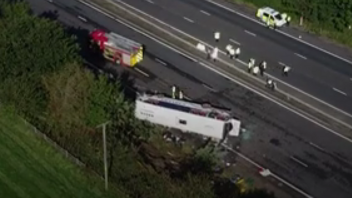 Ανατροπή σχολικού λεωφορείου στο Λίβερπουλ: Νεκρός ο οδηγός και μία 14χρονη